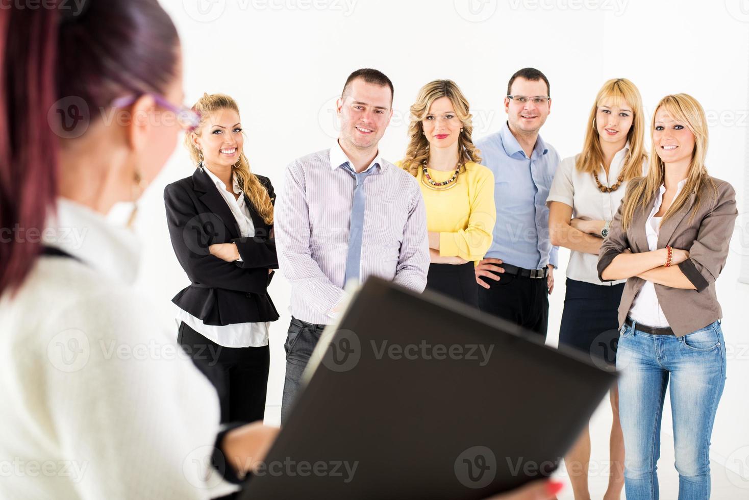 zakenvrouw demonstreren plan van werk foto