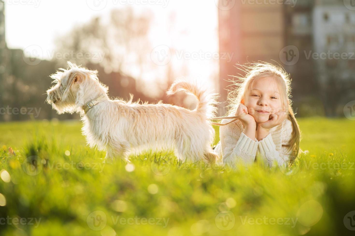 weinig meisje met haar puppy hond foto