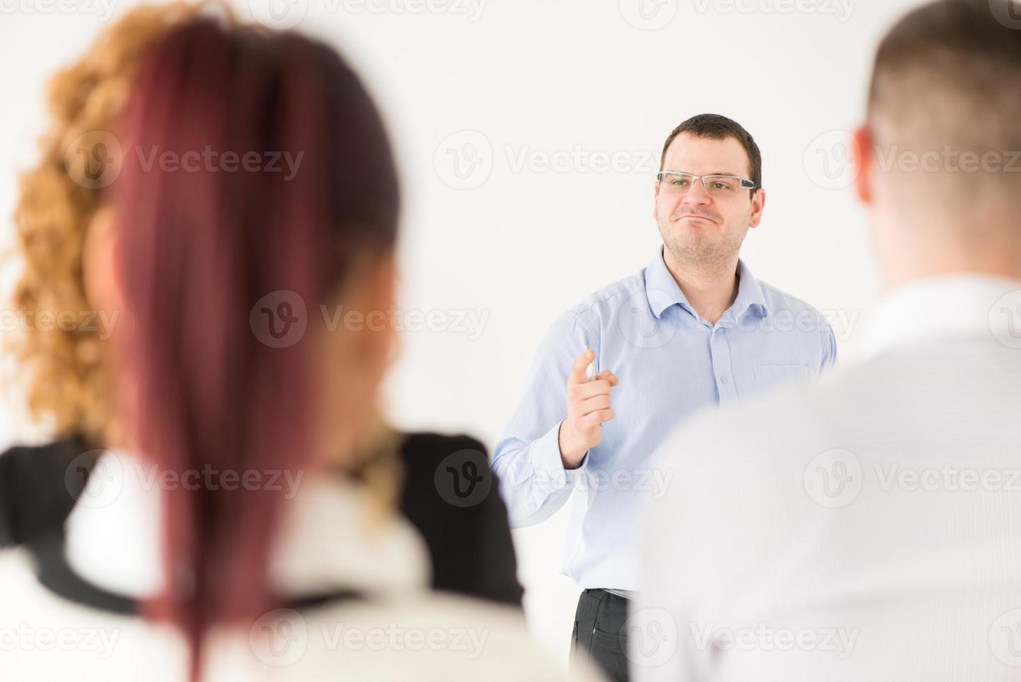 gelukkig zakenman demonstreren zijn project foto