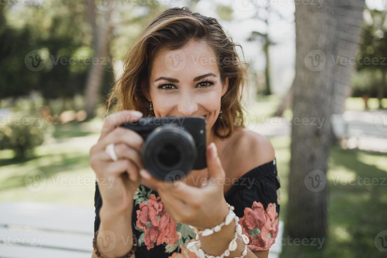 portret van een vrouw nemen foto's met digitaal camera en op zoek Bij camera foto