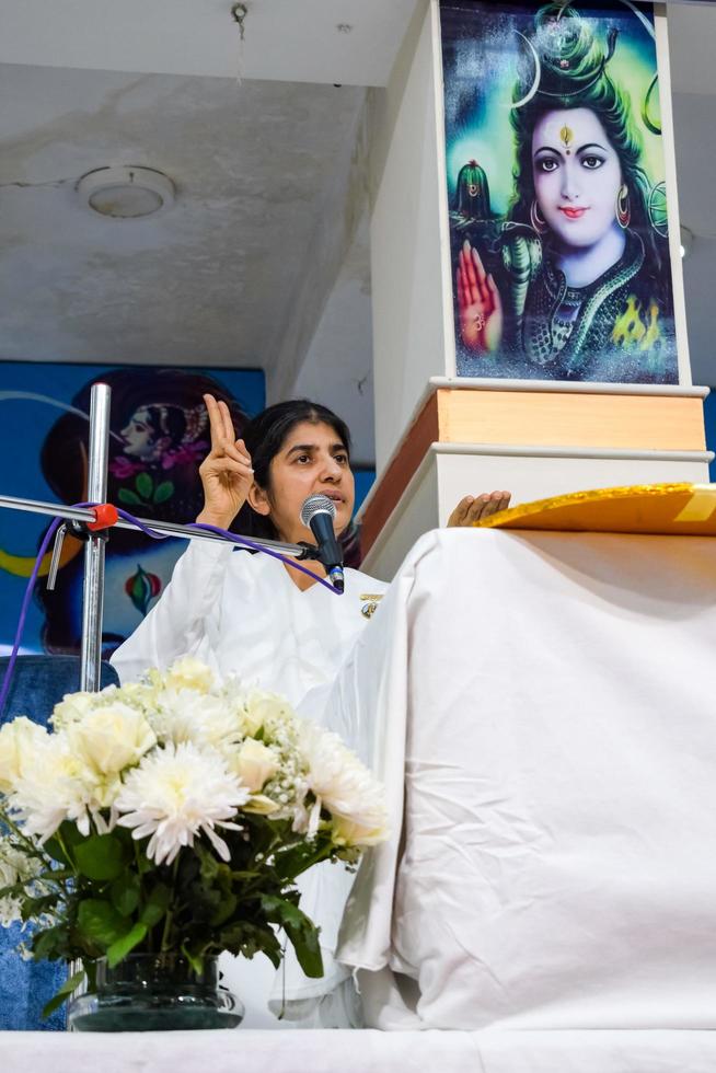 nieuw Delhi, Indië, oktober 16 2022 - bk shivani gedurende meditatie sessie, shivani verma, beter bekend net zo bk Shivani, is een leraar in de Brahma kumaris geestelijk yoga en meditatie beweging van Indië foto