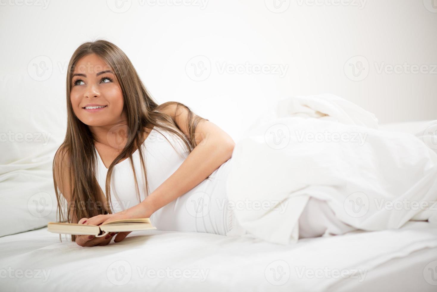 lezen in bed foto