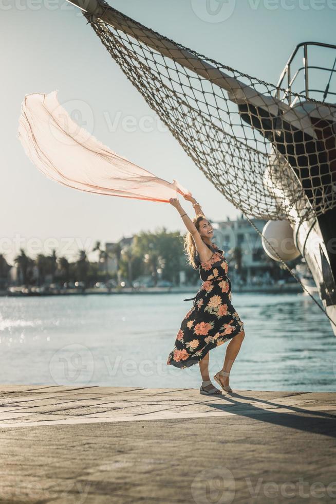 vrouw hebben pret Bij zomer vakantie in de buurt de zee foto