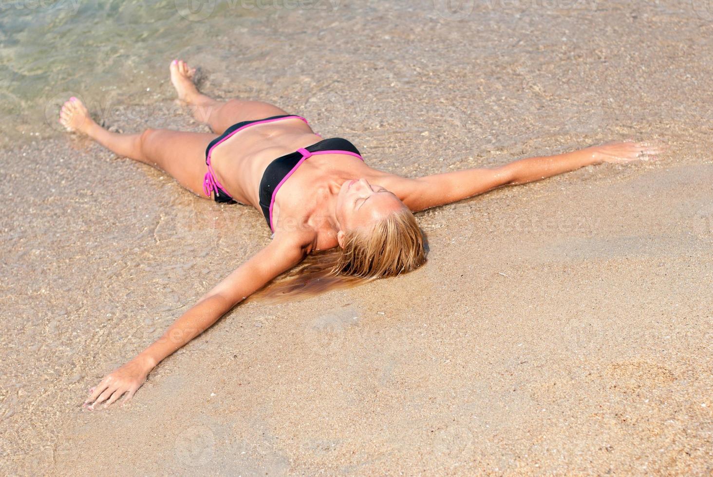 jonge vrouw op het strand foto