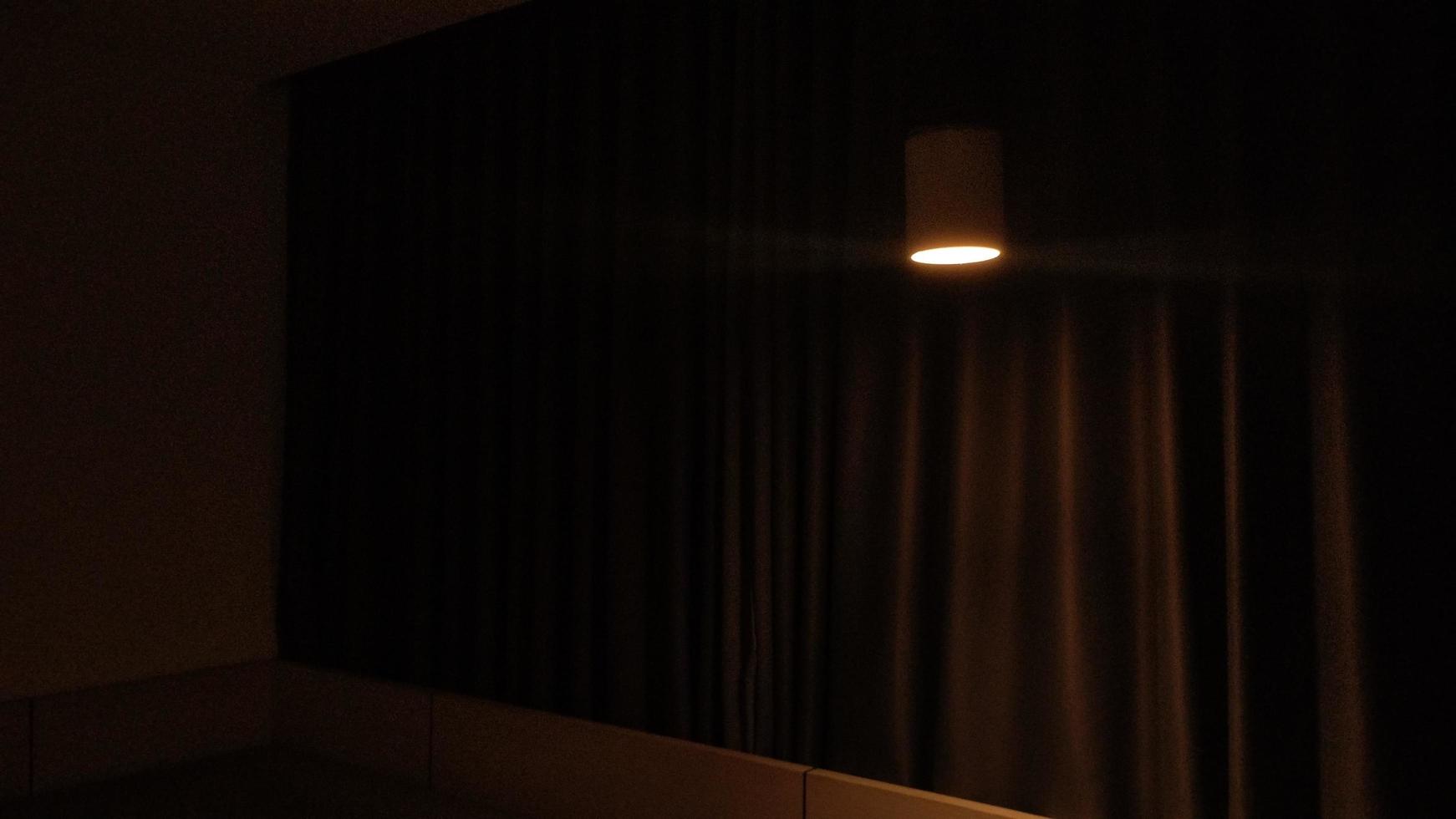 donker hotel kamer met geel lamp licht foto