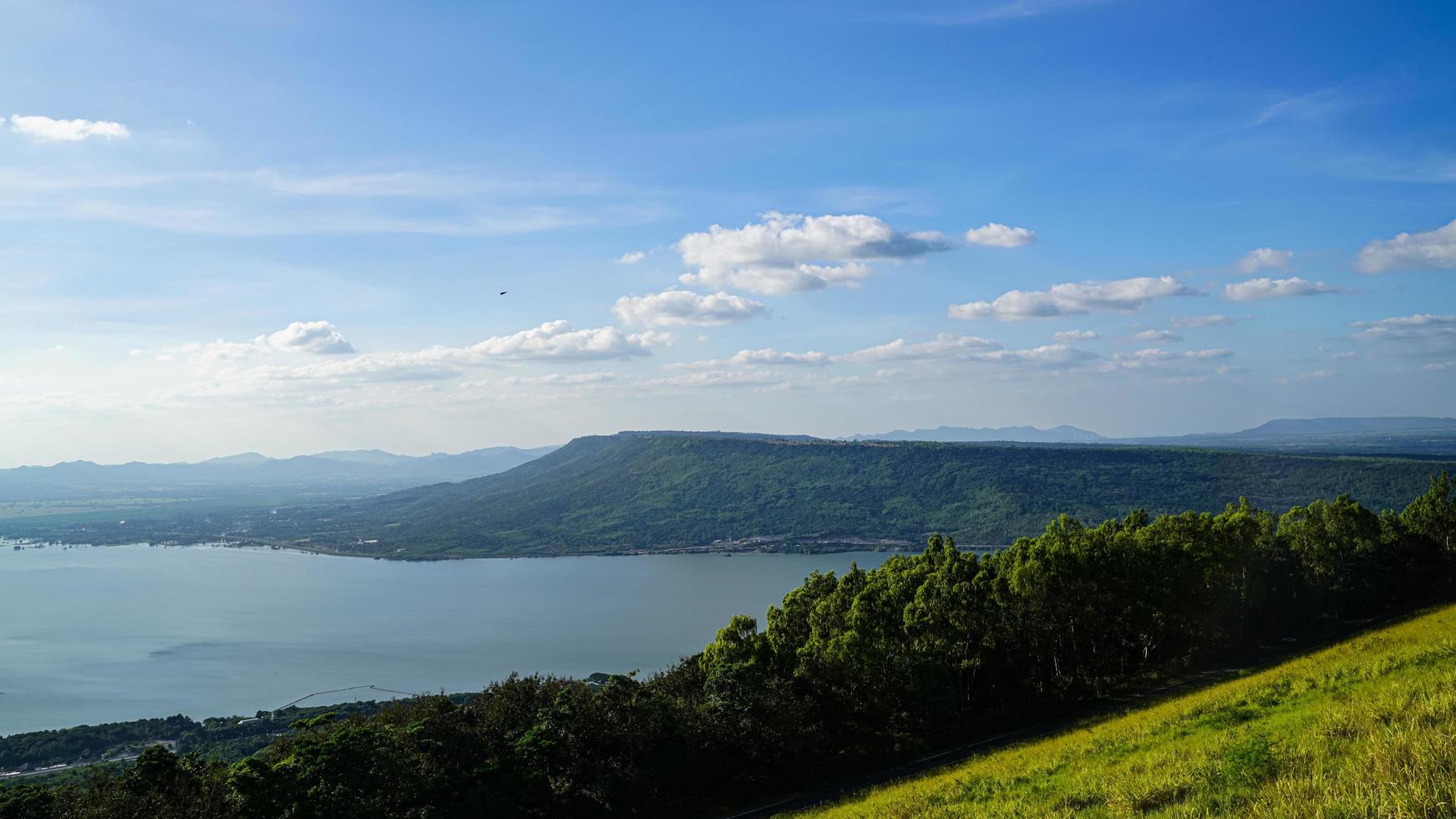 bergen, lucht en dam turbines dat genereren elektriciteit antenne visie van lam ta khlong dam in Thailand foto