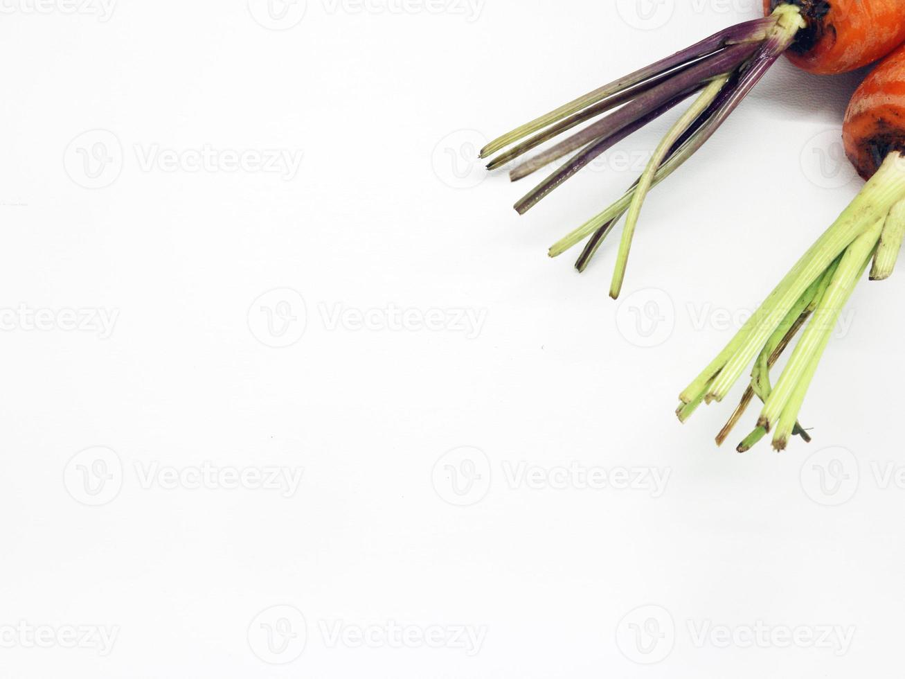 wortelen op een witte achtergrond foto