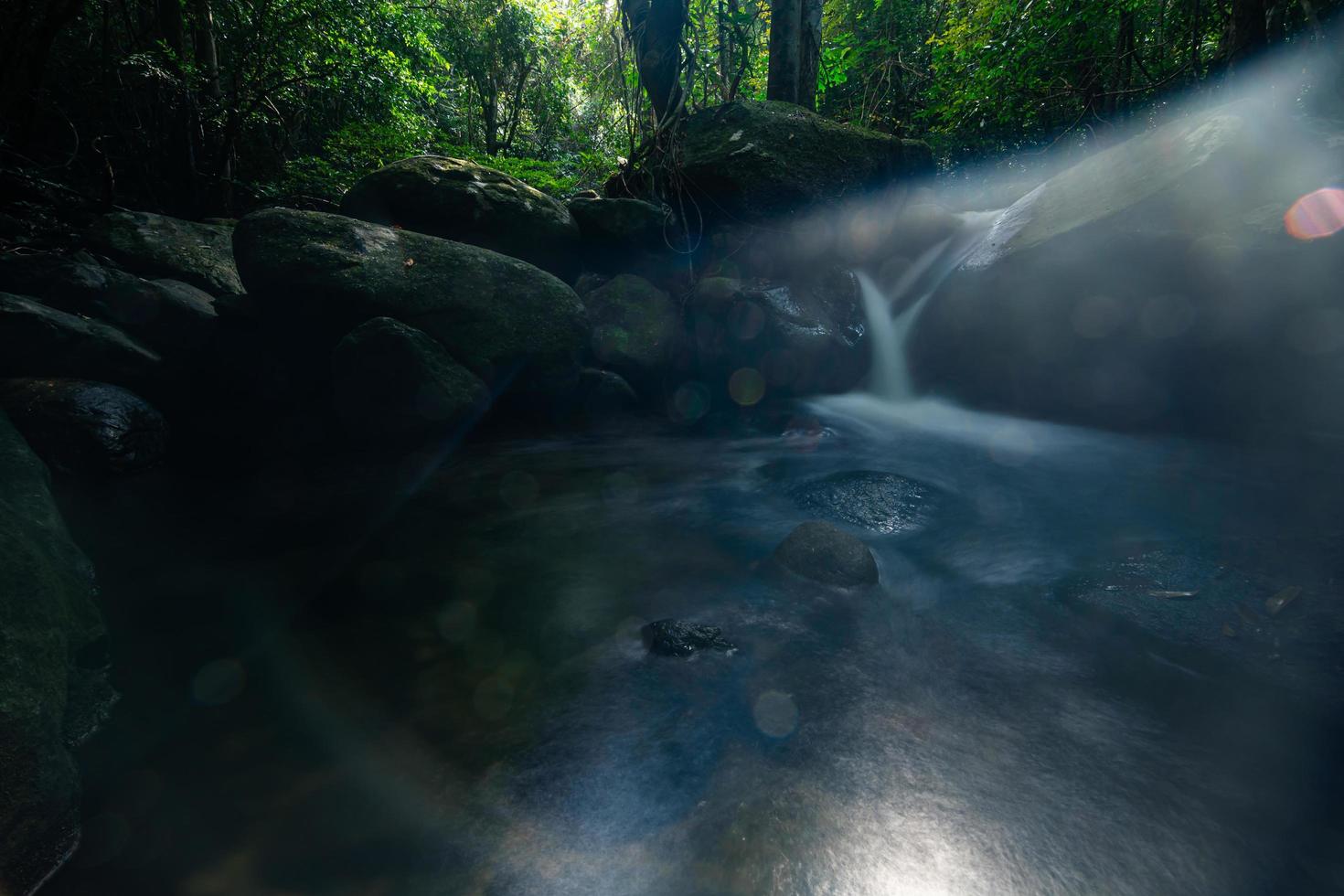 natuurlijk landschap bij de khlong pla kang watervallen foto