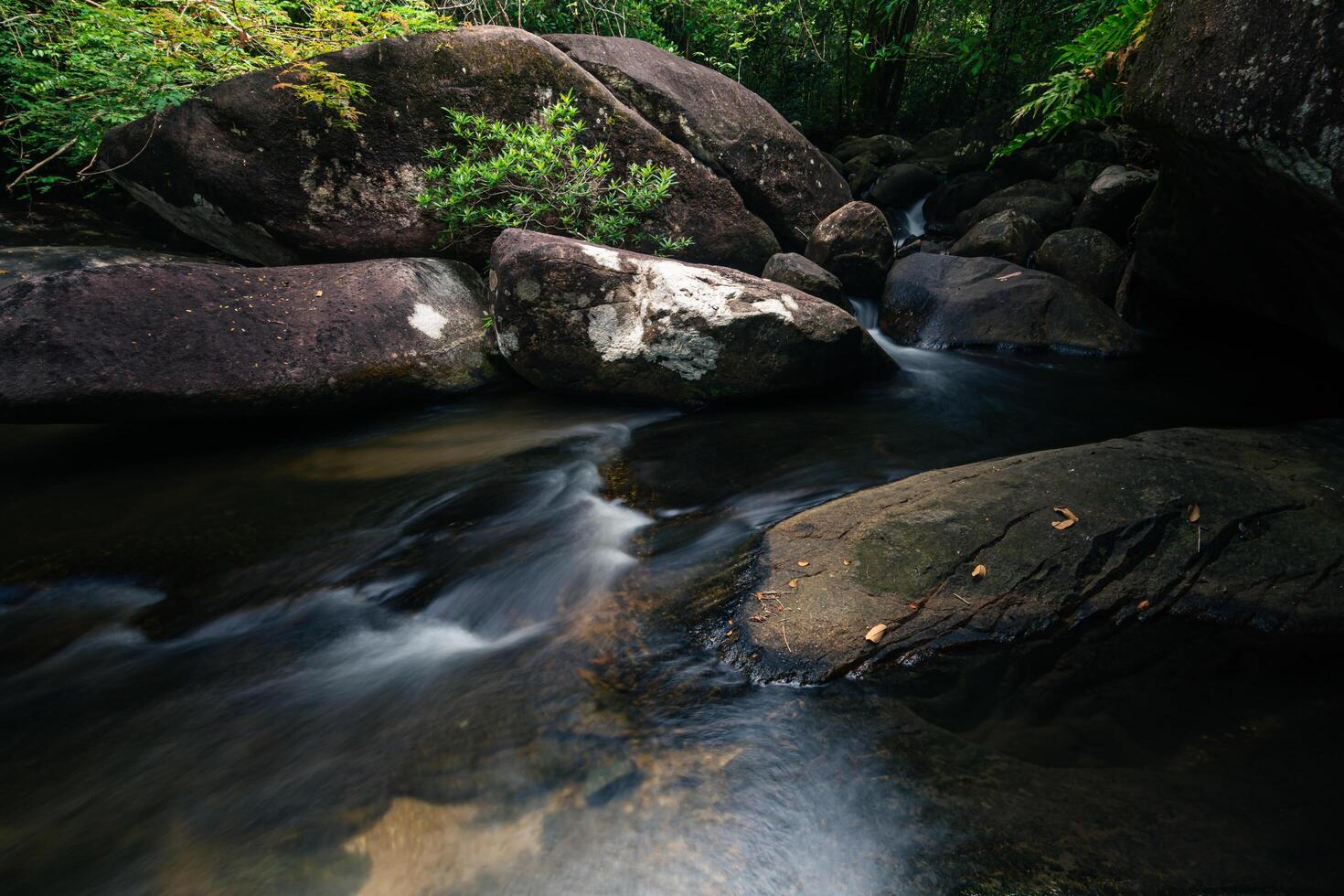 stroom bij de khlong pla kang waterval foto