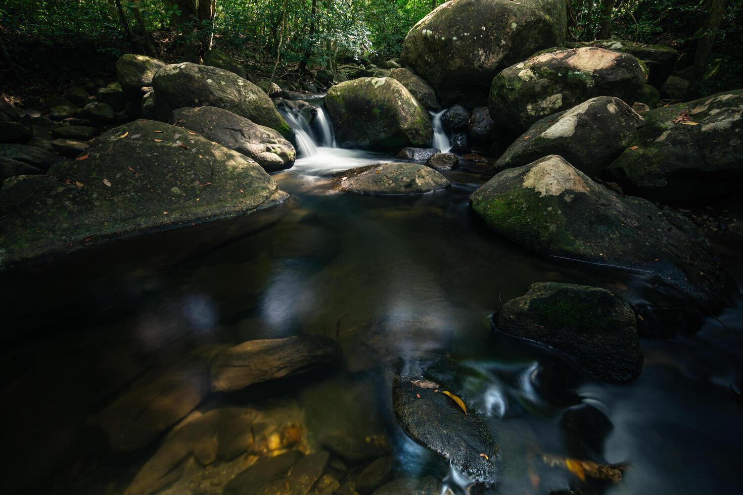 stroom bij de khlong pla kang waterval foto