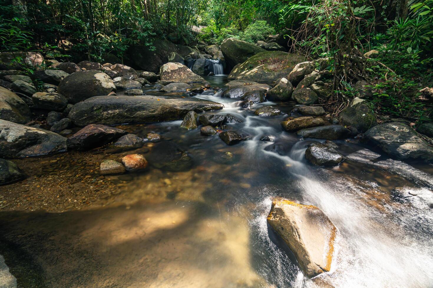 natuurlijk landschap bij de khlong pla kang watervallen foto