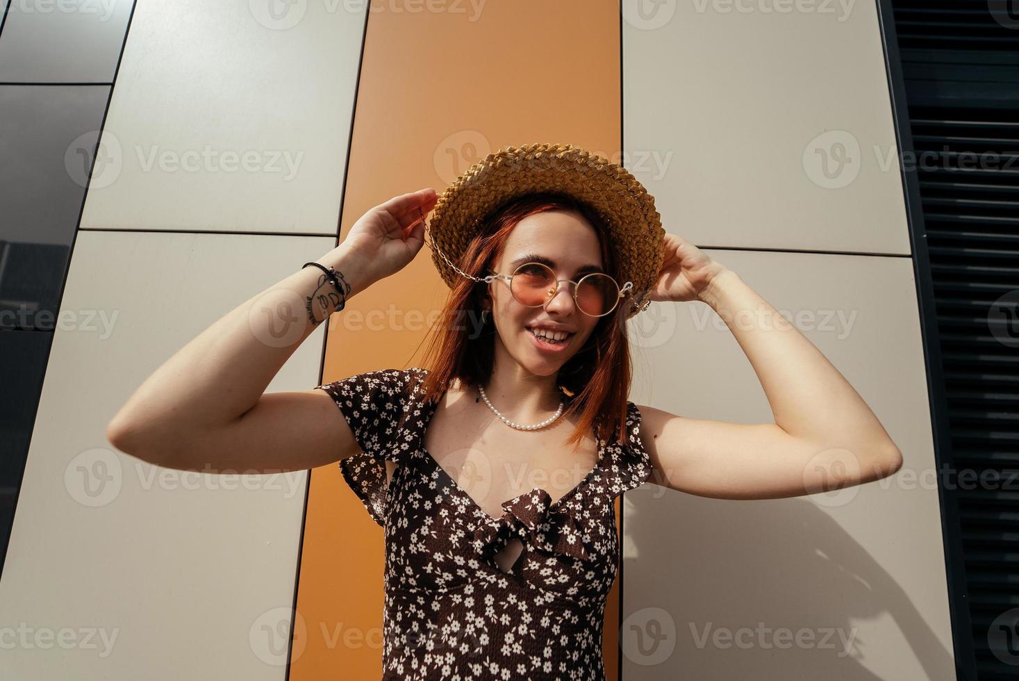 schattig jong vrouw lachend Bij de camera foto