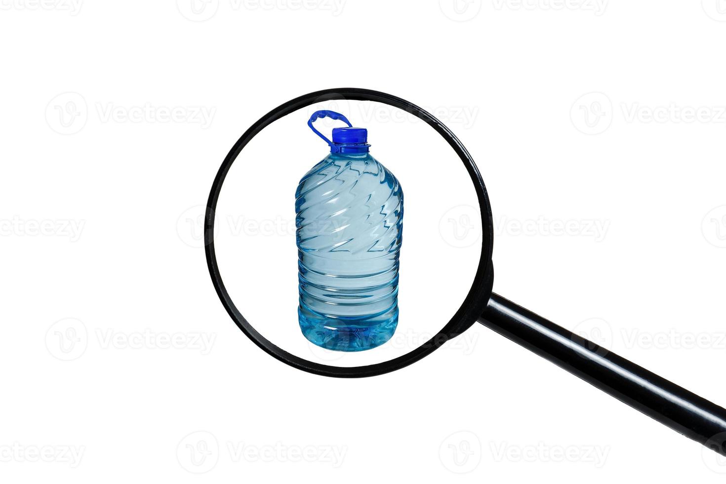 groot fles van water geïsoleerd Aan een wit achtergrond, visie door een vergroten glas foto