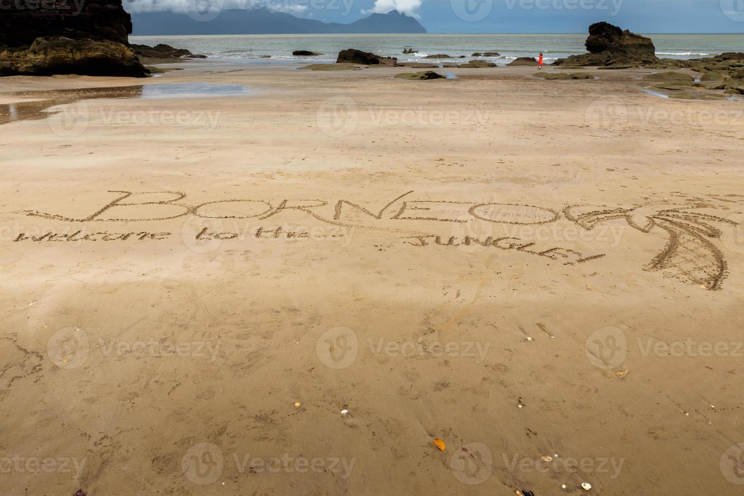 opschrift Aan de zand Borneo Welkom naar de oerwoud foto