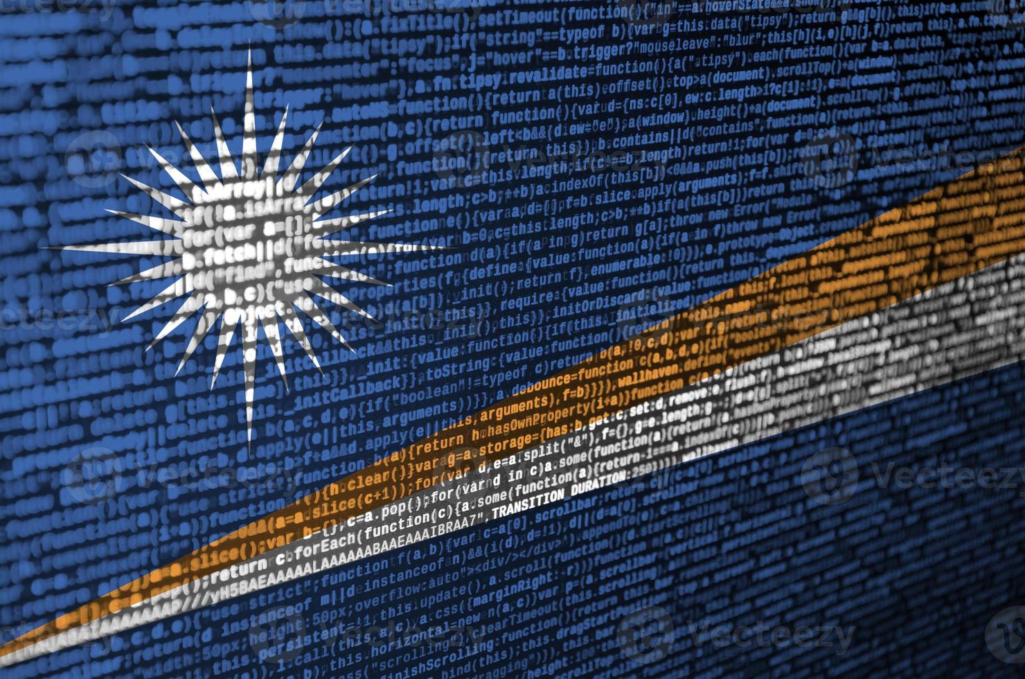 maarschalk eilanden vlag is afgebeeld Aan de scherm met de programma code. de concept van modern technologie en plaats ontwikkeling foto