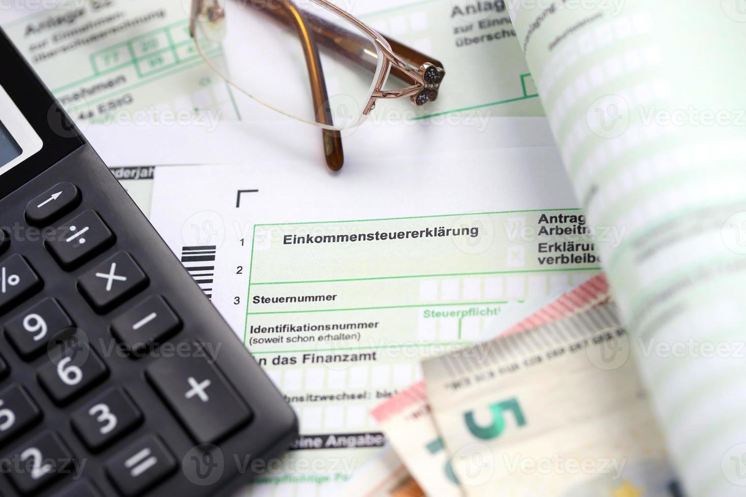 Duitse inkomen belasting terugkeer het formulier met Europese euro geld rekeningen en rekenmachine leugens Aan accountant tafel dichtbij omhoog. de concept van belasting betalen periode in Duitsland foto