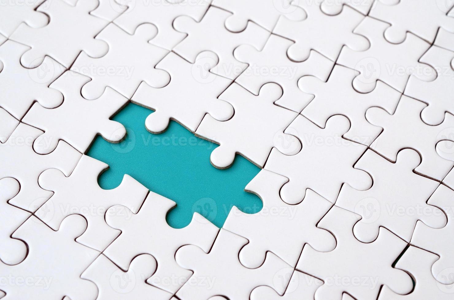 detailopname structuur van een wit decoupeerzaag puzzel in gemonteerd staat met missend elementen vormen een blauw stootkussen voor tekst. kopiëren ruimte foto