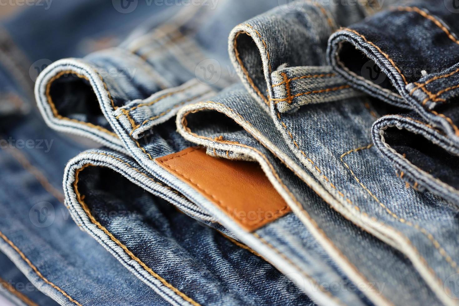 Wegenbouwproces Morse code verkopen veel jeans in stack in garderobe kamer. rij van broek denim jeans in kast.  concept van kopen, verkopen, boodschappen doen en modieus kleren 14249550  Stockfoto
