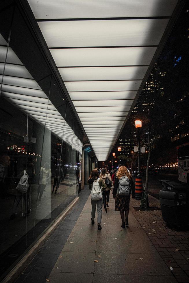 toronto, ontario, canada, 2020 - voetgangers die op de stoep lopen foto