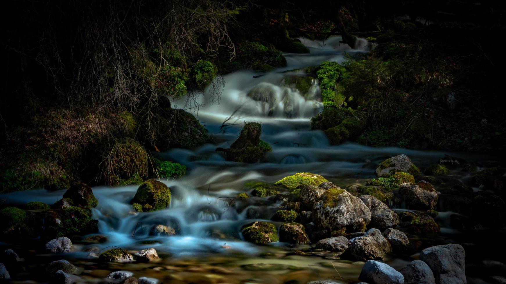 watervallen in een donker bos foto