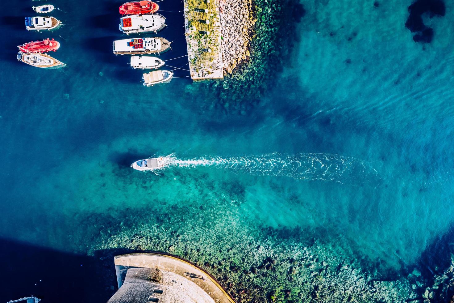 luchtfotografie van kleurrijke boten en jachten op tropisch water foto