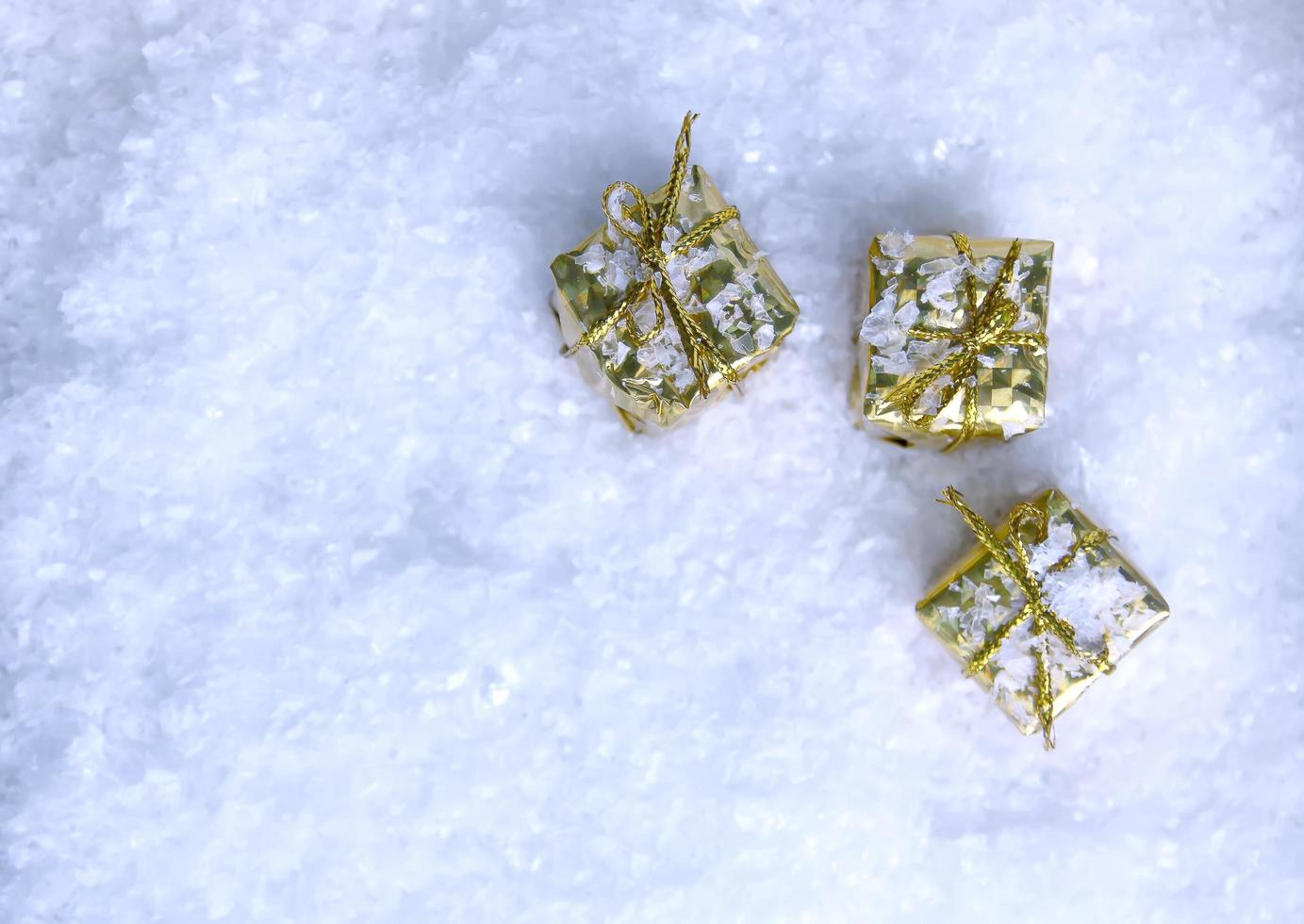 bovenaanzicht van gouden cadeautjes in de sneeuw foto
