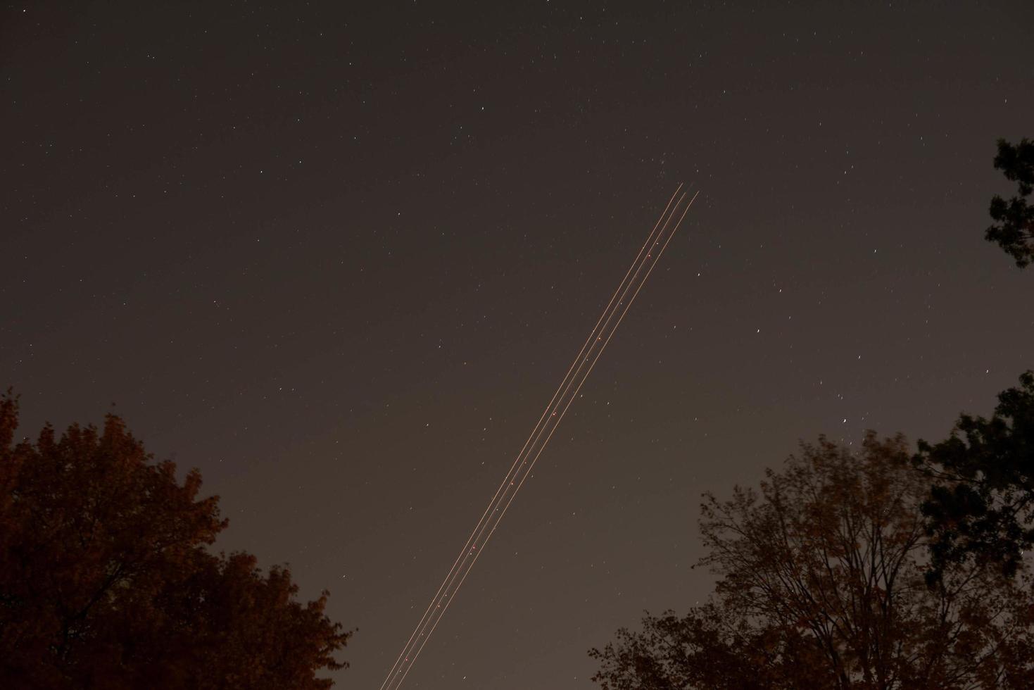 lange blootstelling van lichtsporen foto