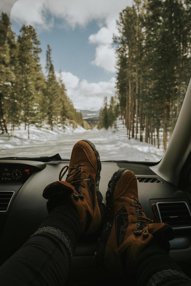 wandelschoenen op het dashboard foto