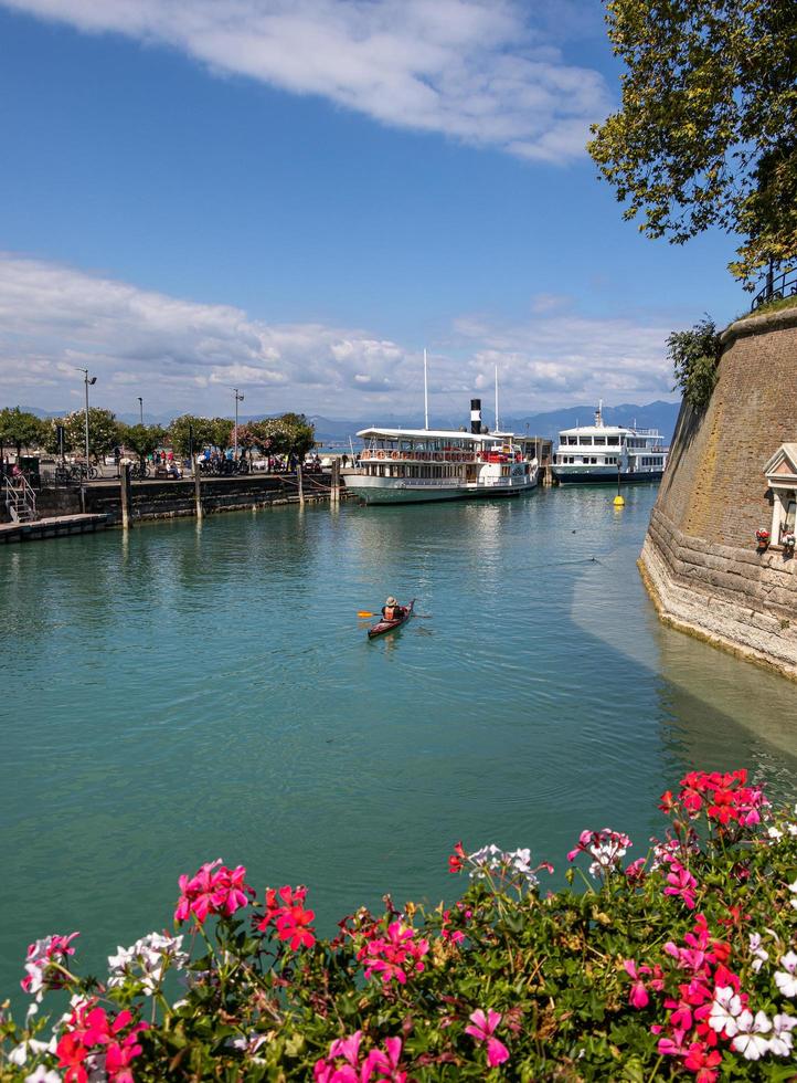 peschiera, lago di garda, Italië 22 september 2022 oude Venetiaanse muren en veerboot haven Bij kanaal di mezzo foto