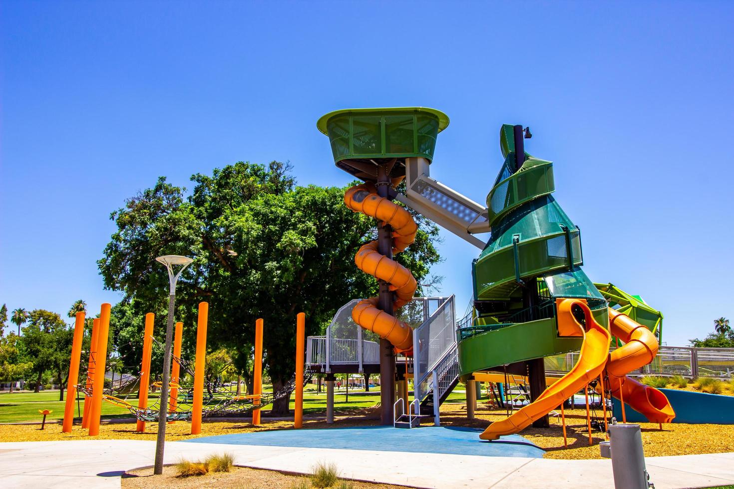 kinderen speelplaats uitrusting Bij openbaar park foto