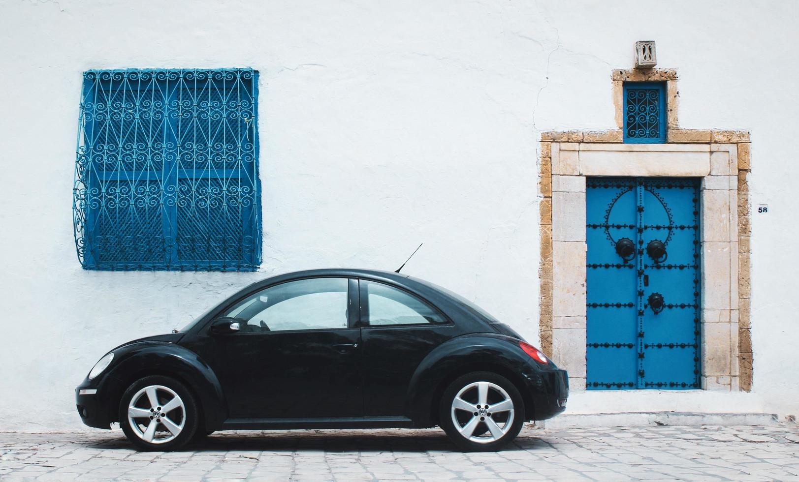Sidi Bou Said, Tunesië, 2020 - Zwarte keverauto dichtbij huis foto
