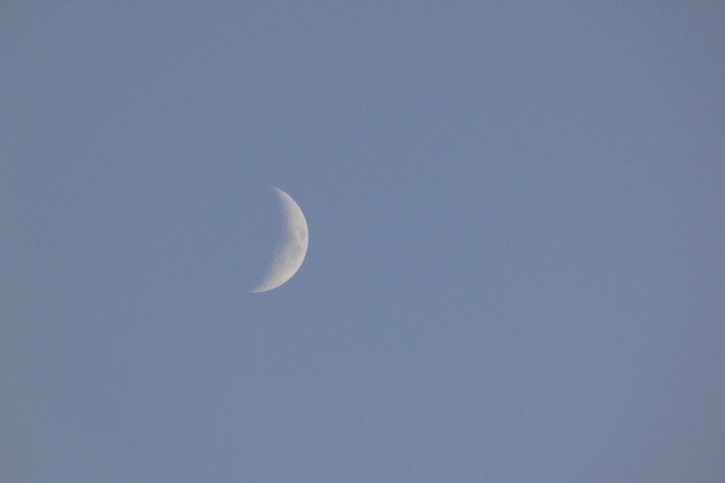 halve maan maan onder de blauw lucht foto