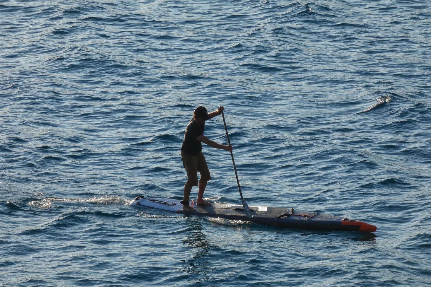 zwemmer Aan vakantie peddelen surfing in de middellandse Zee zee foto
