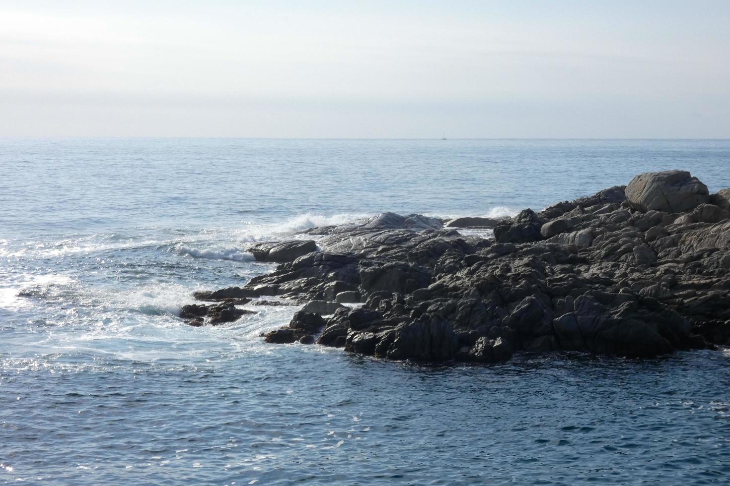 rotsen en zee in de Catalaans costa bravoure, middellandse Zee zee, blauw zee foto