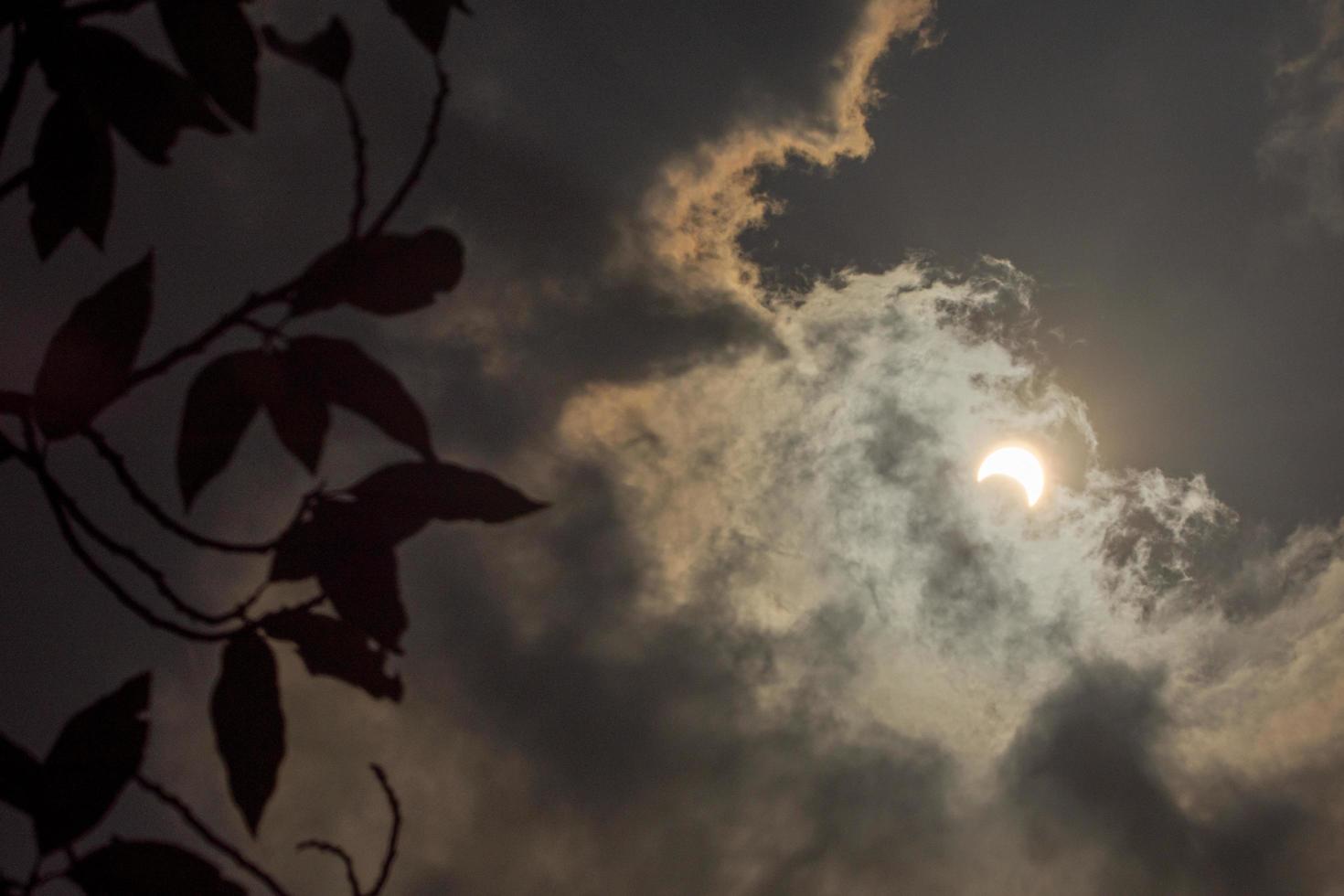 zonsverduistering met wolken foto