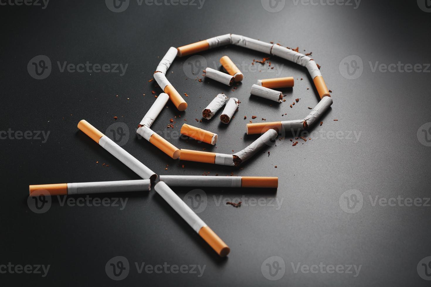 schedel van sigaretten Aan een zwart achtergrond. de concept van roken doodt. richting de concept van roken net zo een dodelijk gewoonte, nicotine vergiften, kanker van roken, ziekte, stoppen roken. foto
