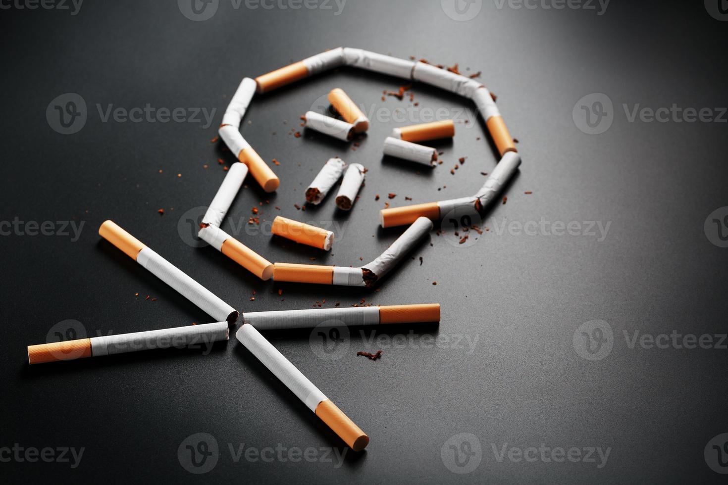 schedel van sigaretten Aan een zwart achtergrond. de concept van roken doodt. richting de concept van roken net zo een dodelijk gewoonte, nicotine vergiften, kanker van roken, ziekte, stoppen roken. foto