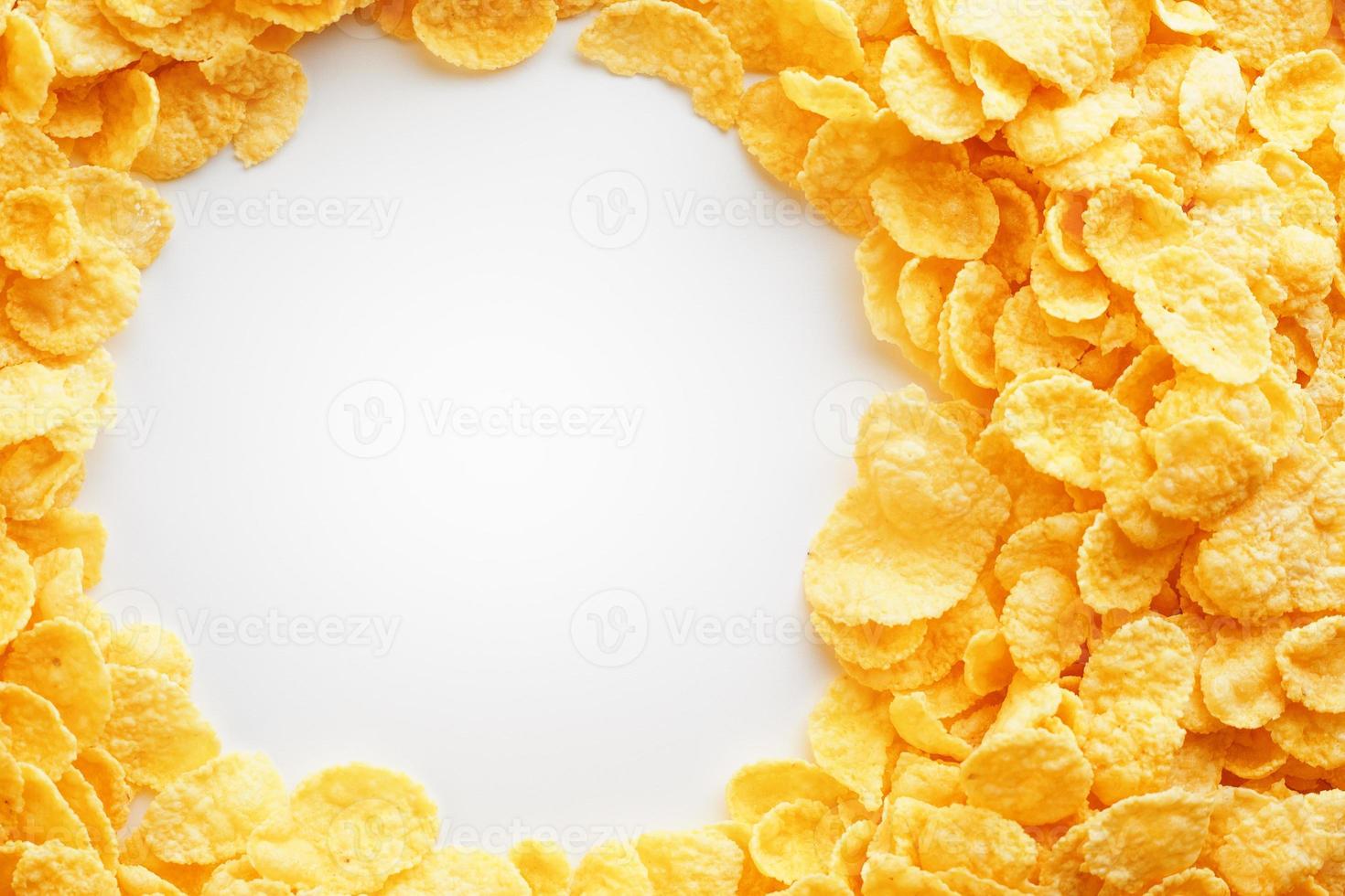 gouden cornflakes Aan vol kader met leeg wit ruimte. gezond ontbijt foto