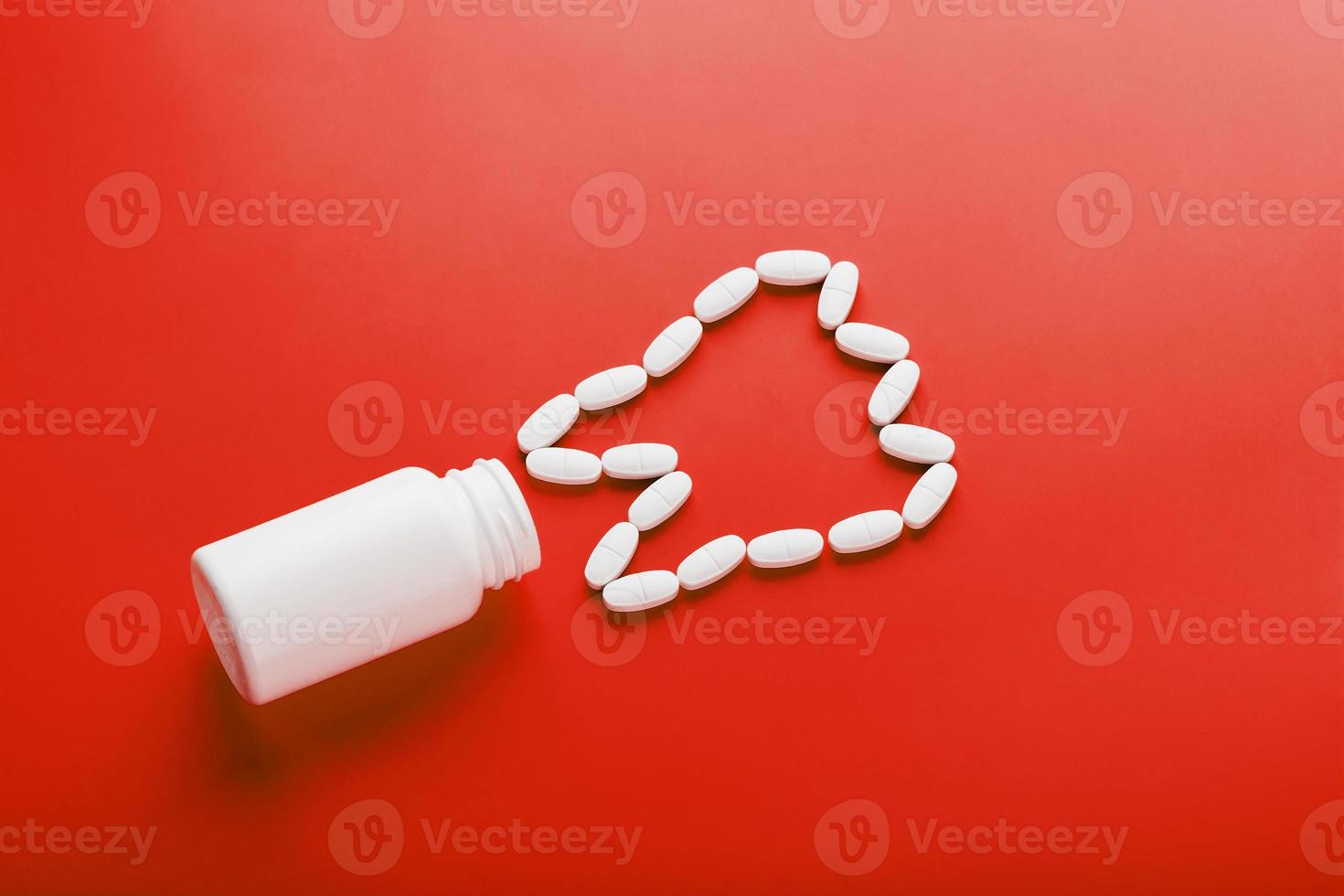 calcium vitamine in de het formulier van een tand gemorst uit van een wit pot Aan een rood achtergrond. foto