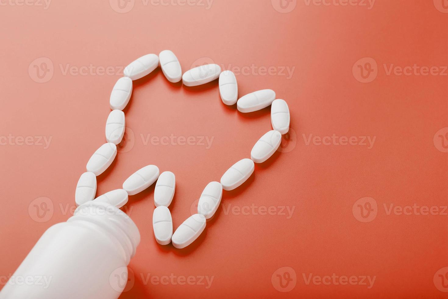 calcium vitamine in de het formulier van een tand gemorst uit van een wit pot Aan een rood achtergrond. foto