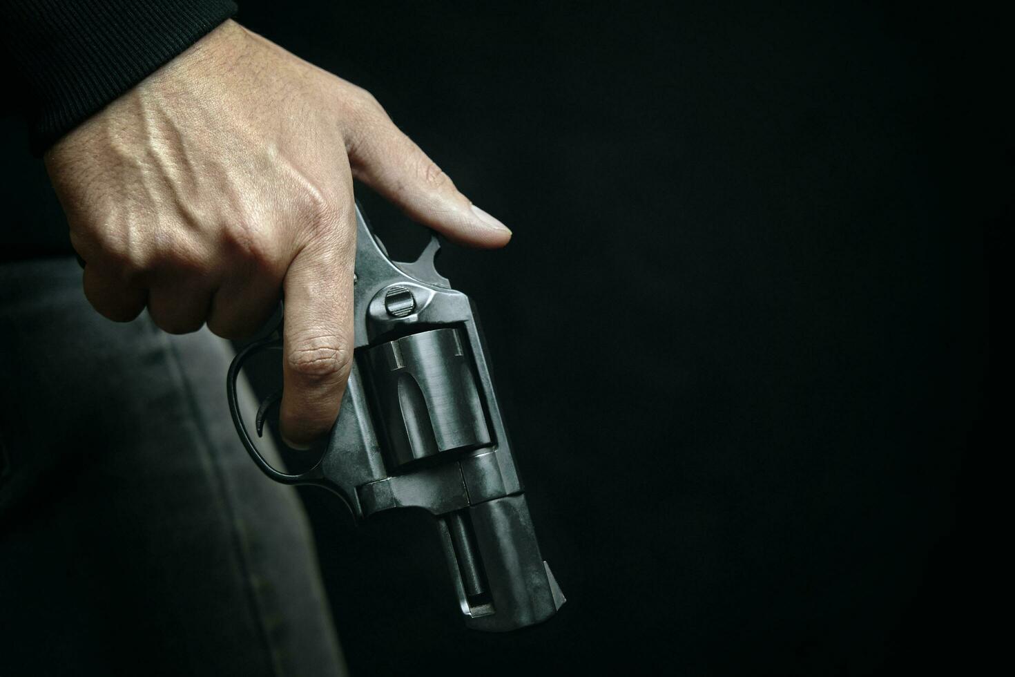 zwart revolver met trommel in man's hand. foto