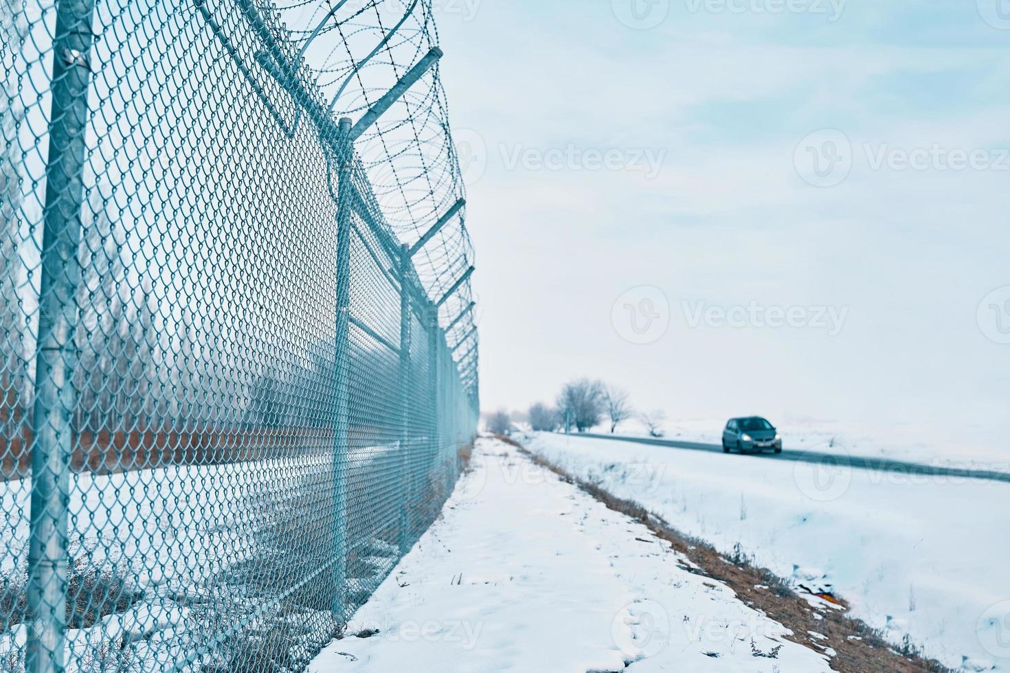 hek met met weerhaken draad Aan de grens van de voorwerp. foto