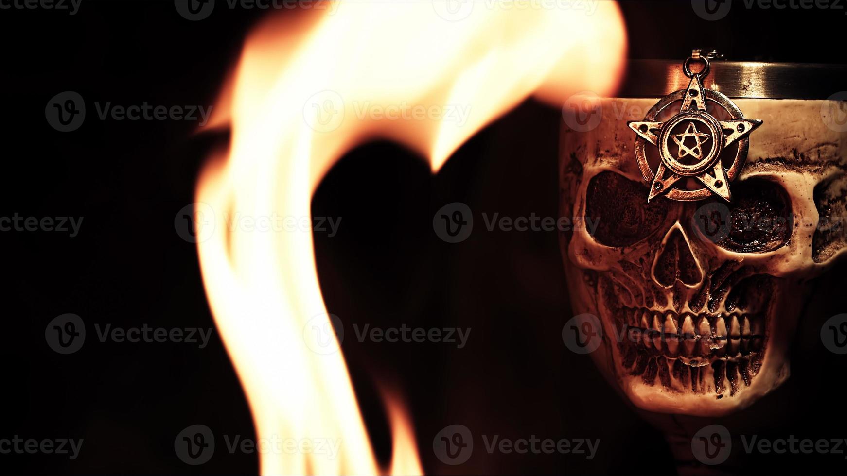 Griekenland en babylonia religie symbool pentagram Aan schedel hoofd en brand foto