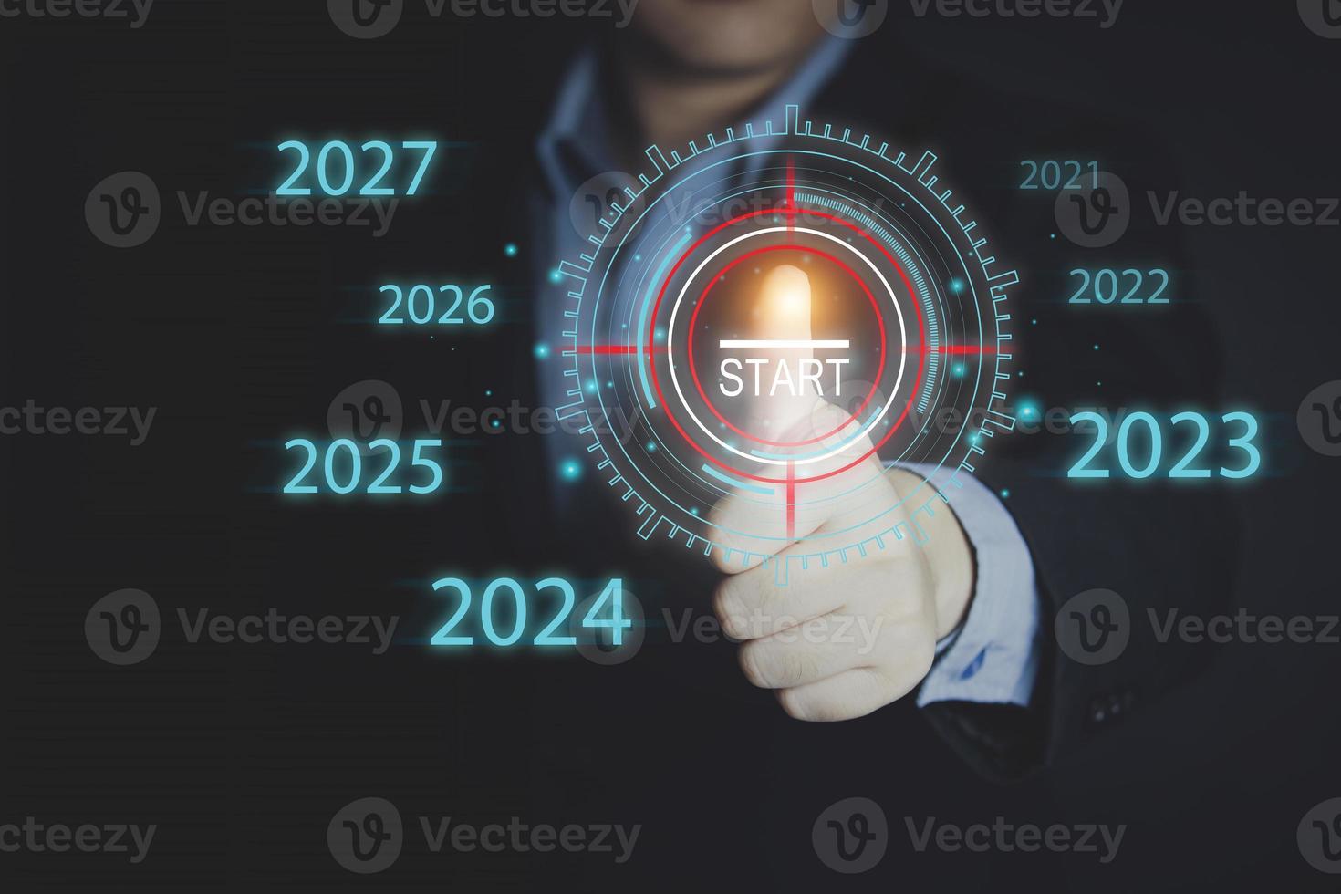 begin nieuw jaar concept voor nieuw jaar doel instelling, het beste nieuw jaar resolutie ideeën, strategiseren nieuw bedrijf plannen voor succes. zakenman drukken begin knop met kalender jaar getallen 2023 foto