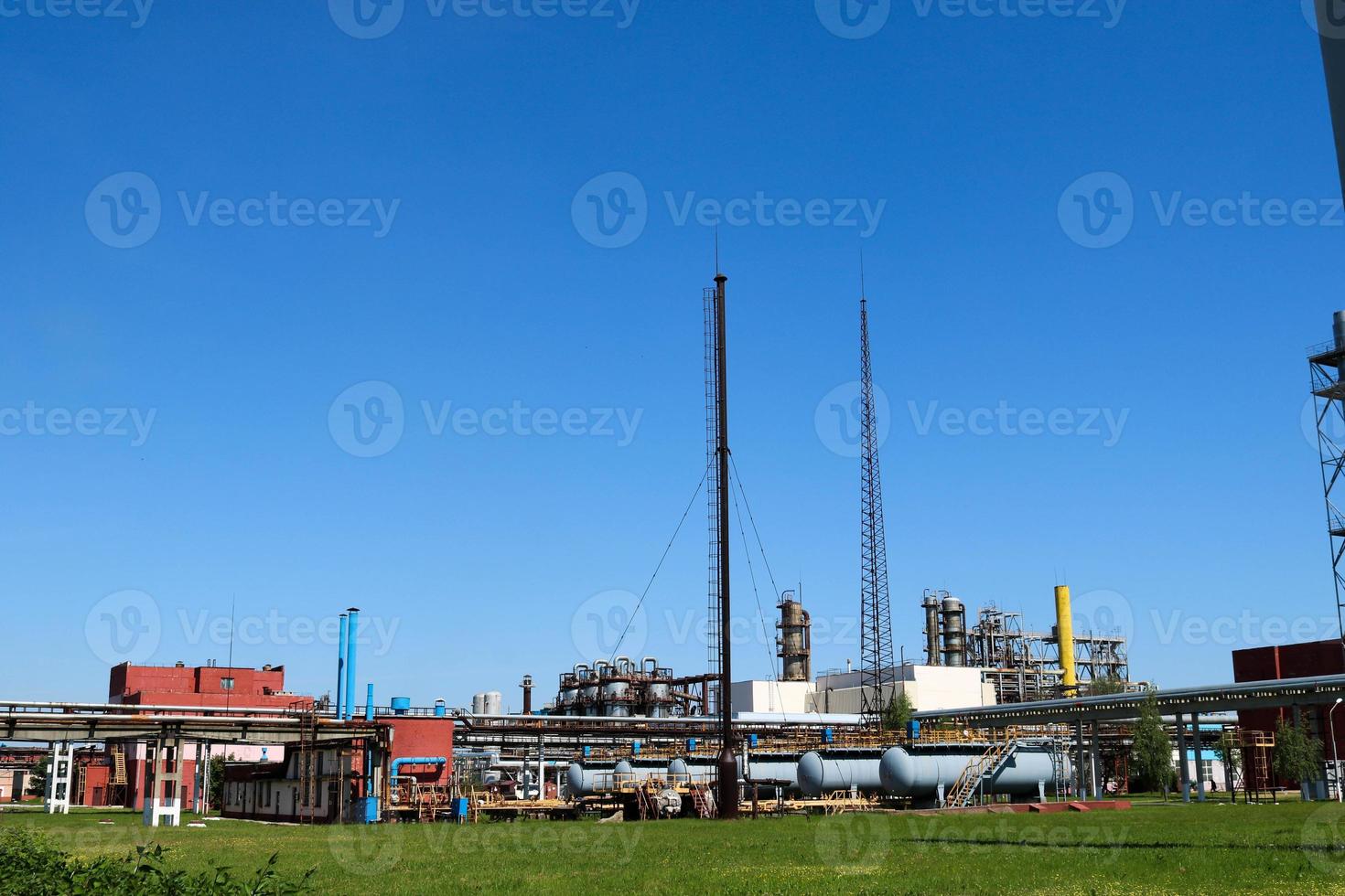 een groot beton technologisch industrieel installatie Bij een chemisch petrochemisch raffinaderij met capacitief pijpen door pompen compressoren warmte uitwisselaars door pijpleidingen en gebouwen foto