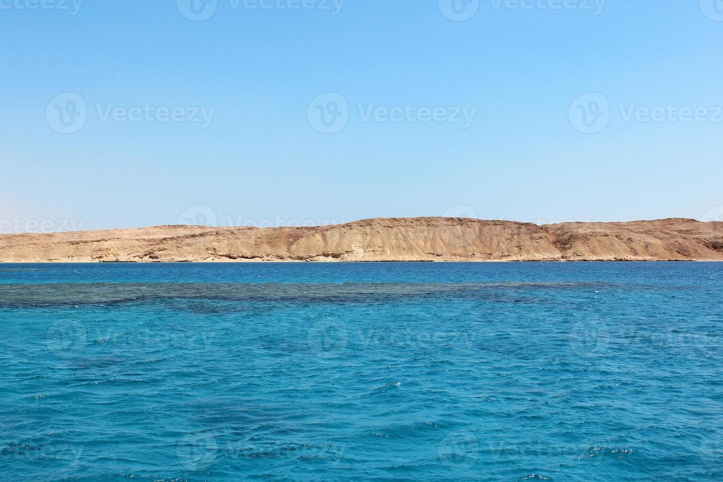 rood zee en eiland tiran in Egypte. zee visie foto