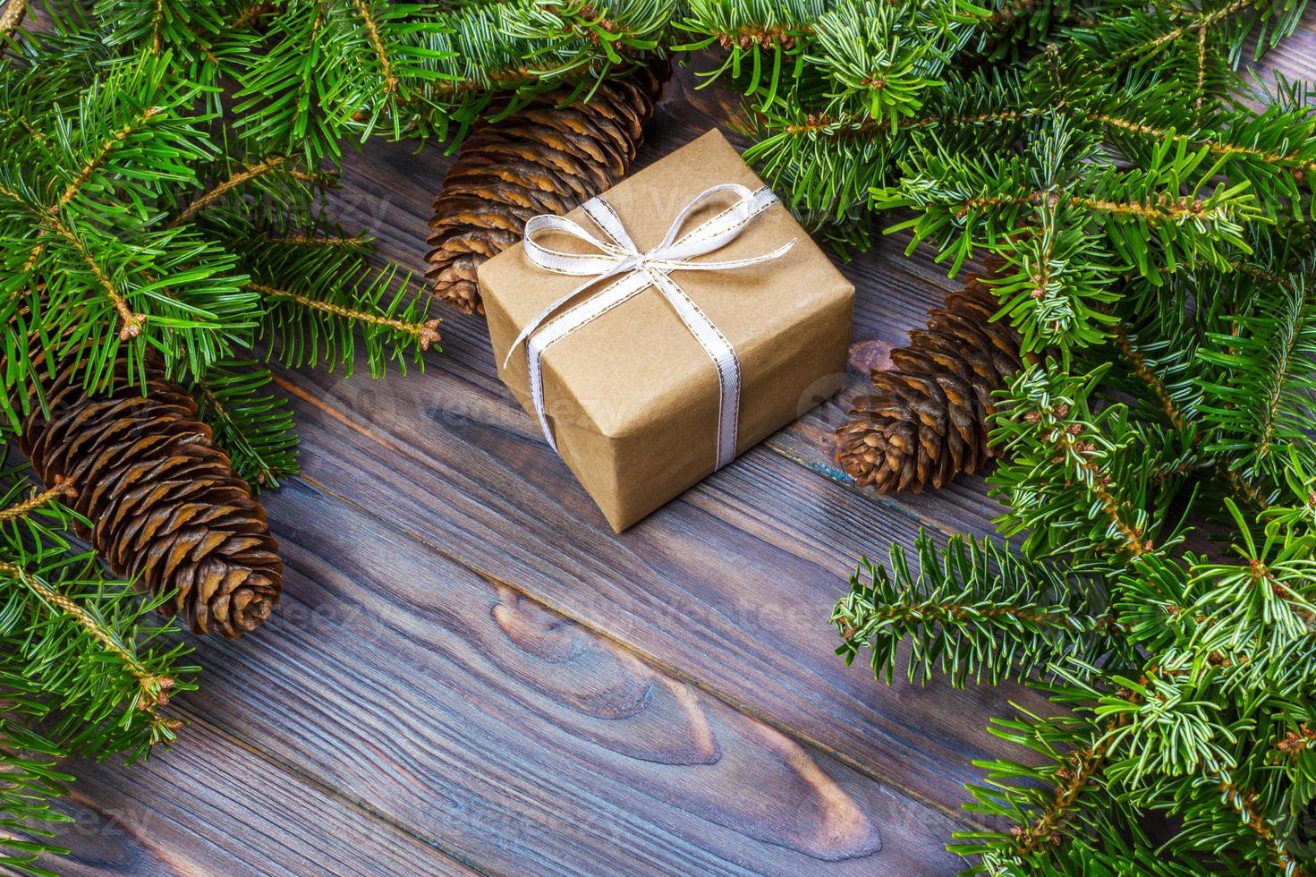 Kerstmis boom met geschenk doos en decoraties Aan houten achtergrond ruimte voor belettering foto
