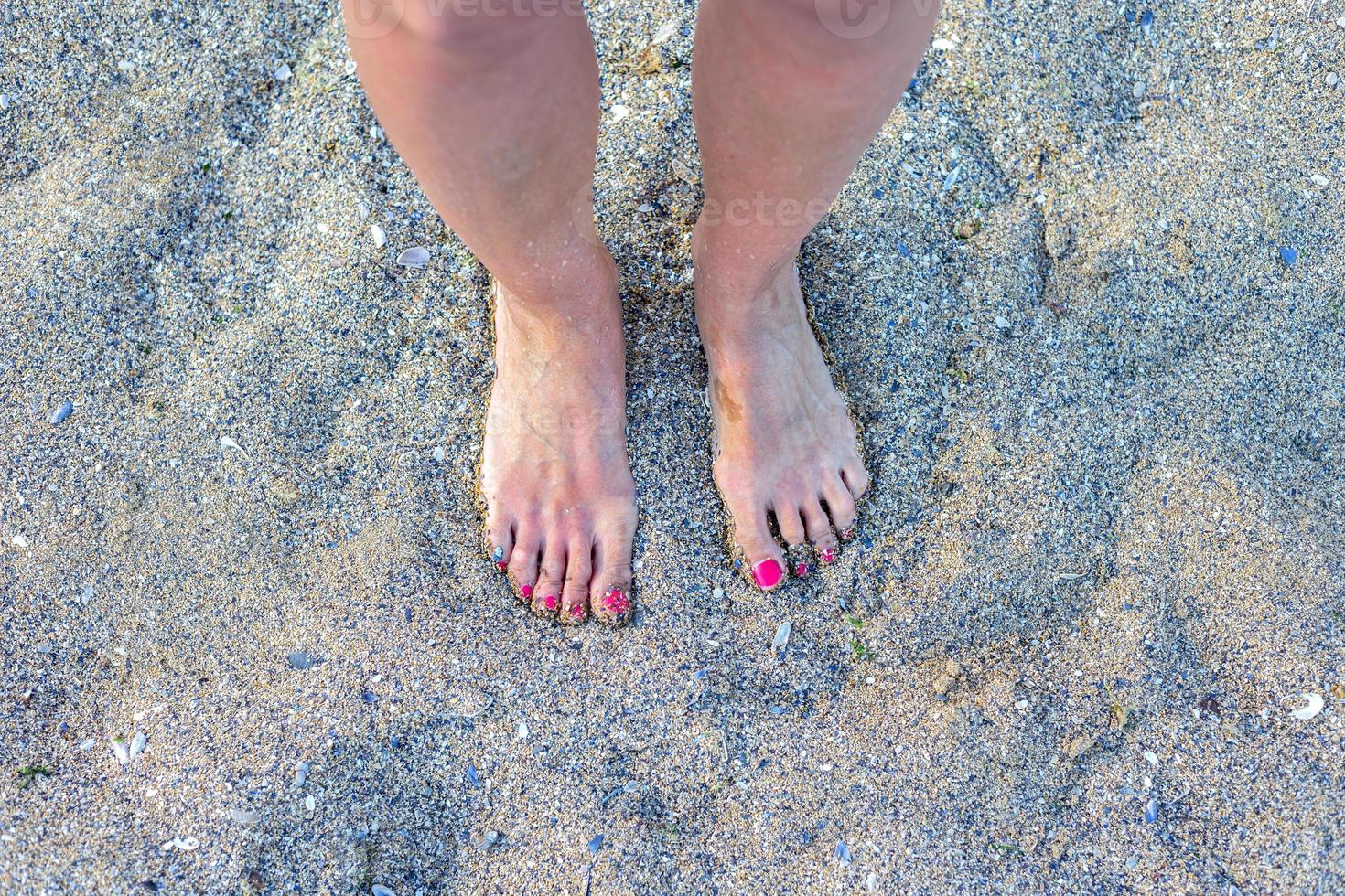 voeten Aan de zand van een strand, zomer kom tot rust vakantie foto