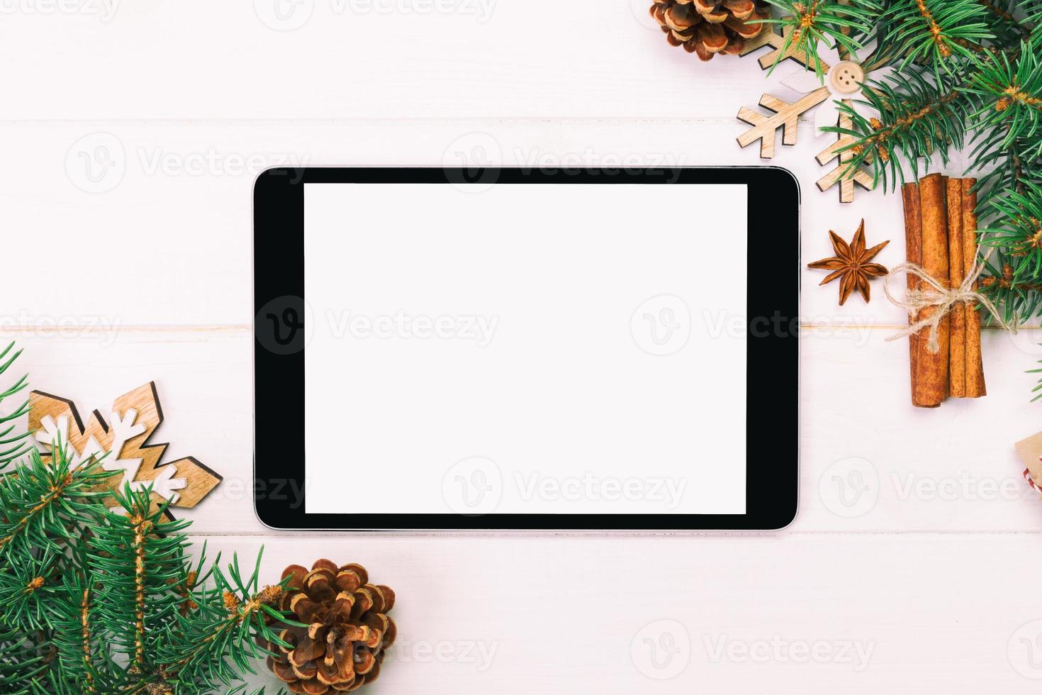 digitaal tablet bespotten omhoog met rustiek Kerstmis houten achtergrond decoraties voor app presentatie. top visie met kopiëren ruimte. afgezwakt foto