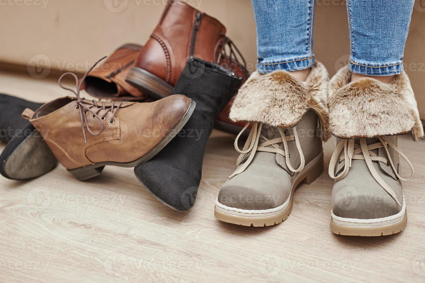 vrouw kiest comfortabel schoenen tussen een bundel van verschillend paren foto